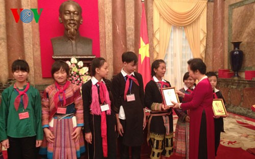 Outstanding ethnic students from Lao Cai honored - ảnh 2